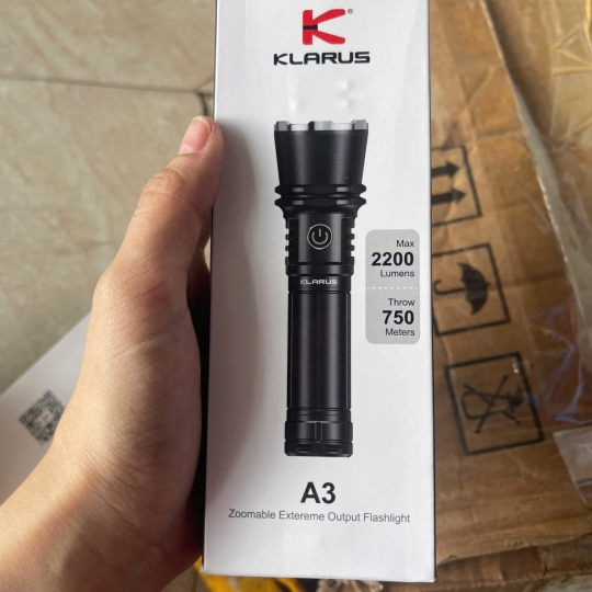 den-pin-zoom-klarus-a3-sang-2200-lumens-chieu-xa-750m-sac-usb-c-pin-21700-4000mah